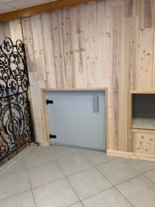 Installation d'un monte charge HIDRAL dans la cuisine d'une camp de vacances à LONGEVILLE MONT D'OR (25)