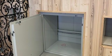 Installation d'un monte charge HIDRAL dans la cuisine d'une camp de vacances à LONGEVILLE MONT D'OR (25)